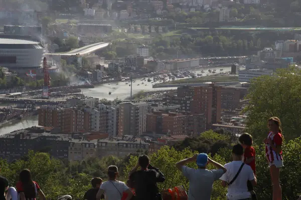 Nehirdeki futbol kulübü kutlamaları sırasında Bilbao 'nun hava manzarası
