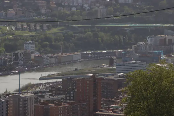 Nehirdeki futbol kulübü kutlamaları sırasında Bilbao 'nun hava manzarası