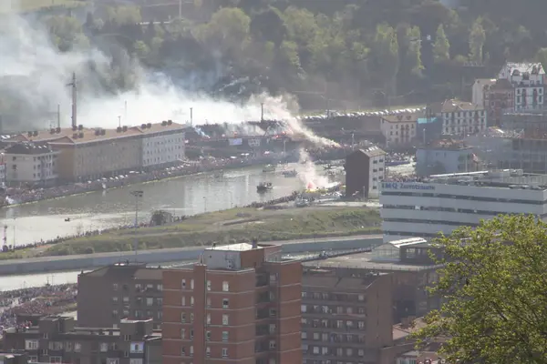Nehirdeki futbol kulübü kutlamaları sırasında Bilbao 'nun hava manzarası