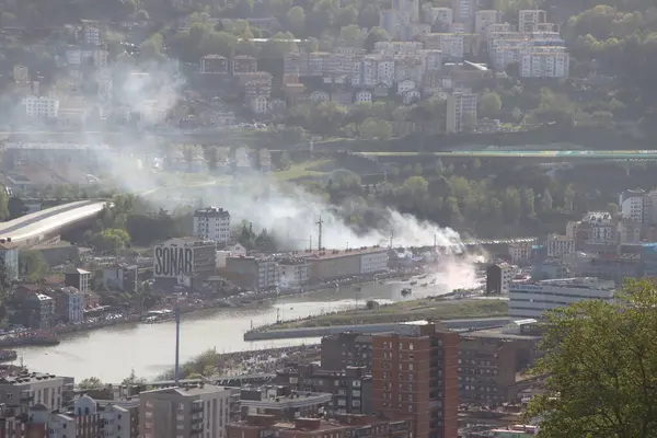 Nehirdeki futbol kulübü kutlamaları sırasında Bilbao 'nun hava manzarası