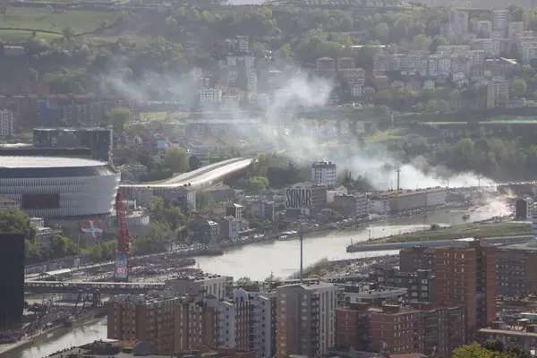 Nehirdeki futbol kulübü kutlamaları sırasında Bilbao 'nun hava manzarası
