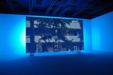 Sanat müzesini ziyaret et.