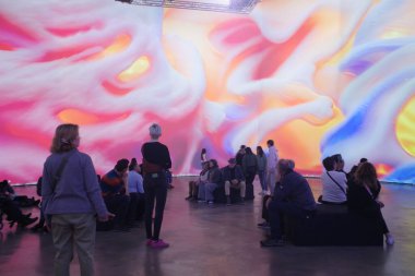 Sanat müzesini ziyaret et.