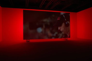 Sanat müzesini ziyaret et.