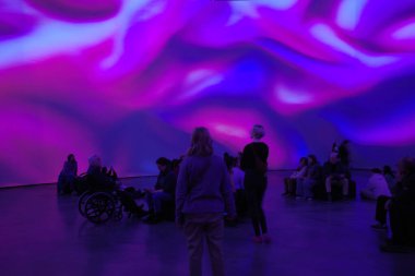 Sanat müzesini ziyaret et.