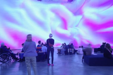 Sanat müzesini ziyaret et.