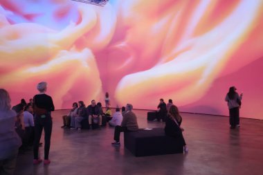 Sanat müzesini ziyaret et.