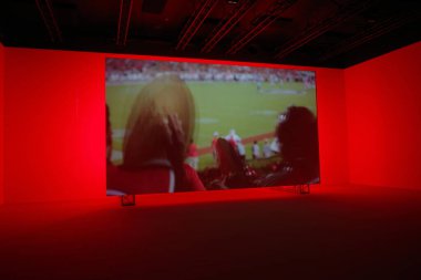 Sanat müzesini ziyaret et.