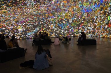 Sanat müzesini ziyaret et.