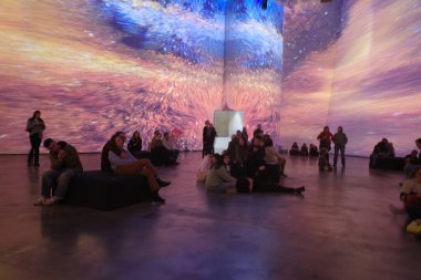 Sanat müzesini ziyaret et.