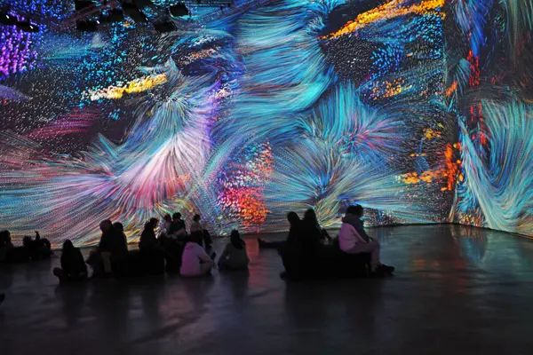 Sanat müzesini ziyaret et.