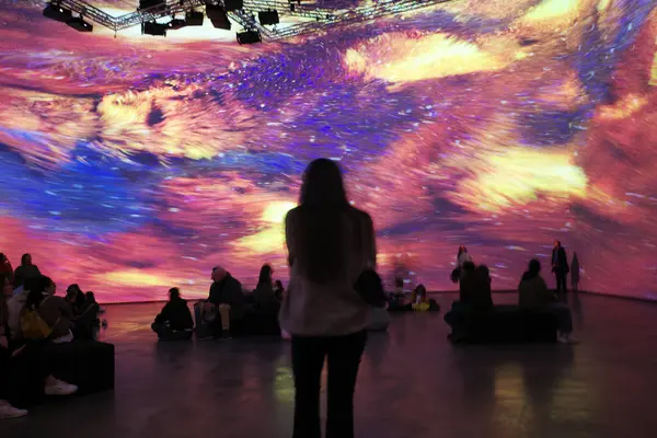 Sanat müzesini ziyaret et.