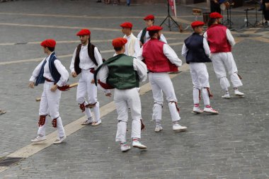 Bask halk dansı gösterisi