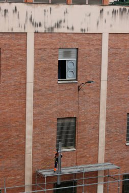 Bakımı devam eden bir binanın ön cephesinde iskele.