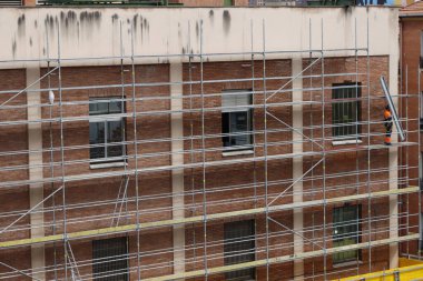 Bakımı devam eden bir binanın ön cephesinde iskele.