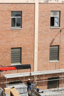 Bakımı devam eden bir binanın ön cephesinde iskele.