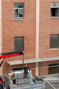 Bakımı devam eden bir binanın ön cephesinde iskele.