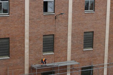 Bakımı devam eden bir binanın ön cephesinde iskele.