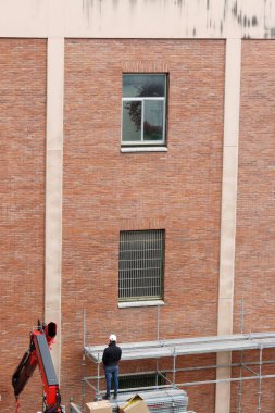 Bakımı devam eden bir binanın ön cephesinde iskele.