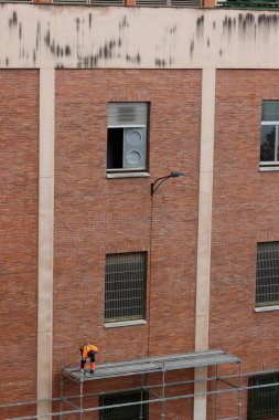 Bakımı devam eden bir binanın ön cephesinde iskele.