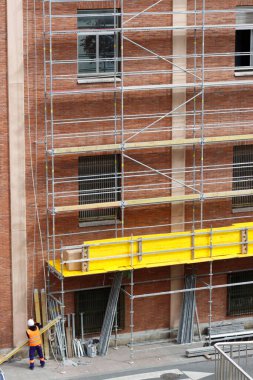 Bakımı devam eden bir binanın ön cephesinde iskele.