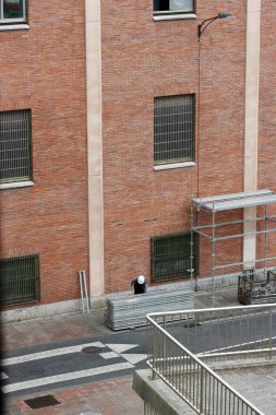 Bakımı devam eden bir binanın ön cephesinde iskele.