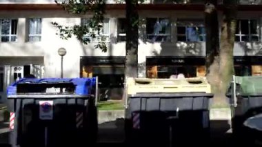 Bilbao şehrinde araba sürerken