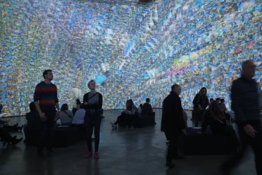 Sanat müzesini ziyaret et.