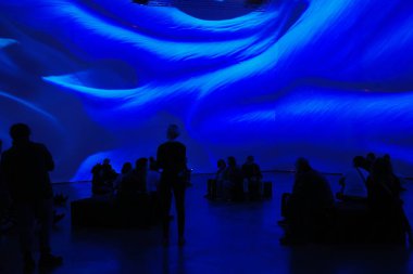 Sanat müzesini ziyaret et.