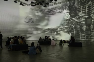 Sanat müzesini ziyaret et.