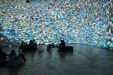 Sanat müzesini ziyaret et.