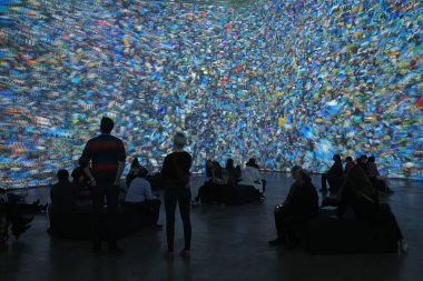 Sanat müzesini ziyaret et.