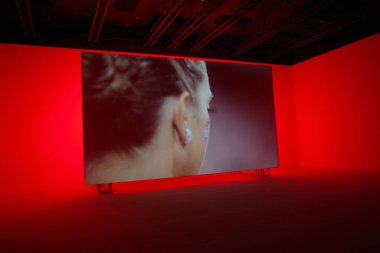 Sanat müzesini ziyaret et.