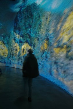 Sanat müzesini ziyaret et.