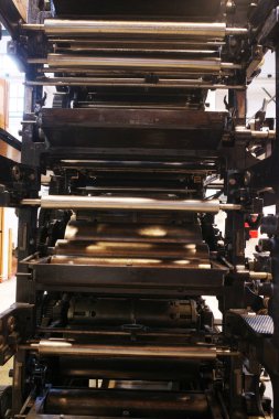 Endüstriyel bir binada depolanmış eski bir makine