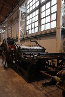 Endüstriyel bir binada depolanmış eski bir makine