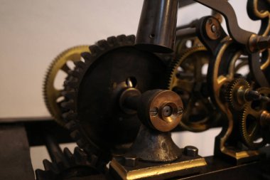 Endüstriyel bir binada depolanmış eski bir makine