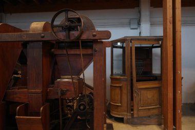 Endüstriyel bir binada depolanmış eski bir makine