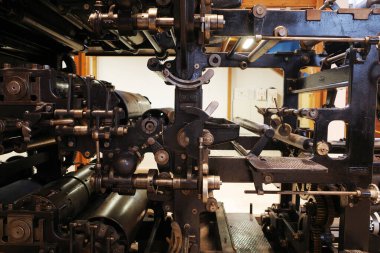 Endüstriyel bir binada depolanmış eski bir makine