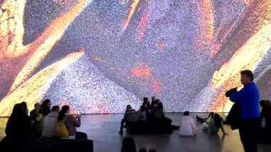 Müzedeki etkileyici sanat eseri.