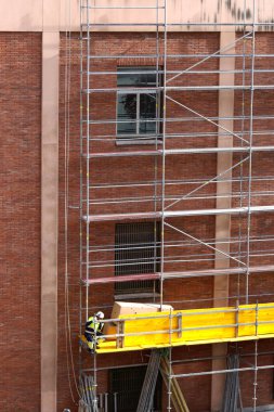 Bakım işleri bir binada yapılıyor.