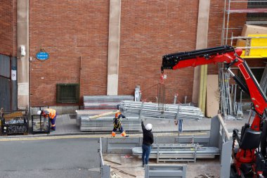 Bakım işleri bir binada yapılıyor.