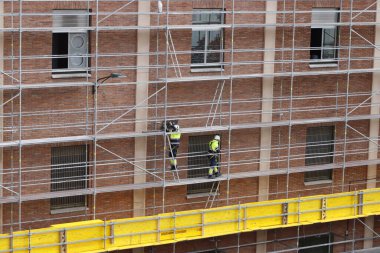 Bakım işleri bir binada yapılıyor.