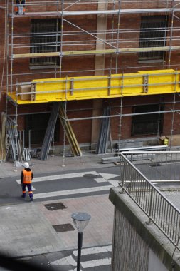 Bakım işleri bir binada yapılıyor.