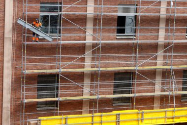 Bakım işleri bir binada yapılıyor.