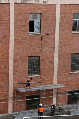 Bakım işleri bir binada yapılıyor.