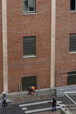 Bakım işleri bir binada yapılıyor.