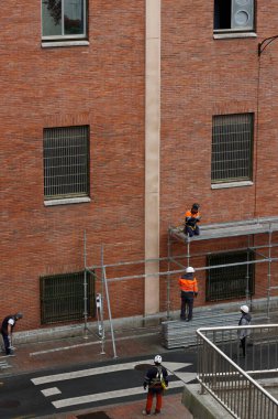 Bakım işleri bir binada yapılıyor.
