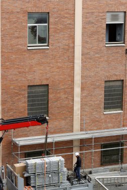 Bakım işleri bir binada yapılıyor.