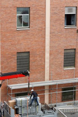 Bakım işleri bir binada yapılıyor.